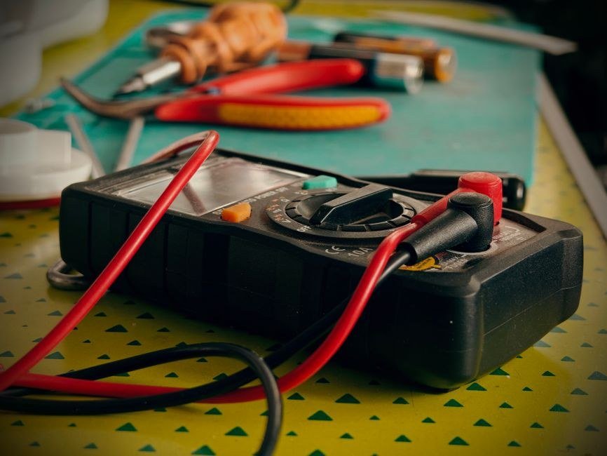 Installer fitting circuit breakers into a residential DB